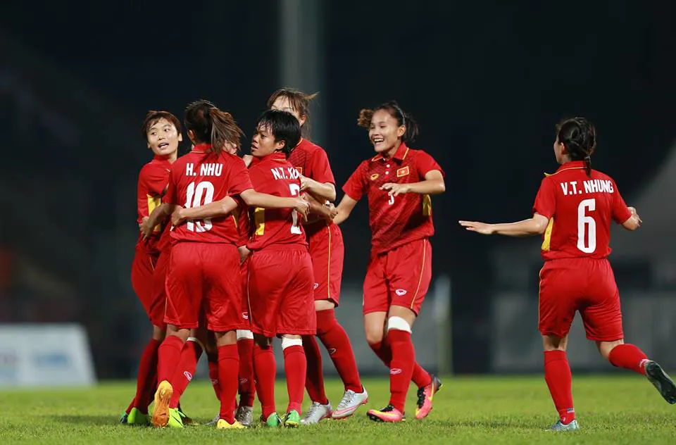 Giật vàng bóng đá SEA Games, tuyển nữ "búng mũi" tuyển nam