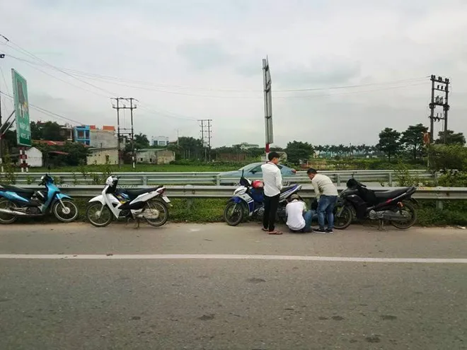 Cao tốc Hà Nội-Bắc Giang: Nhiều xe máy, ôtô dính phải "đinh tặc"