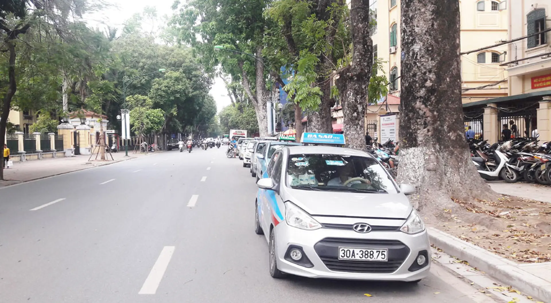 Taxi quây cổng Bệnh viện Xanh Pôn