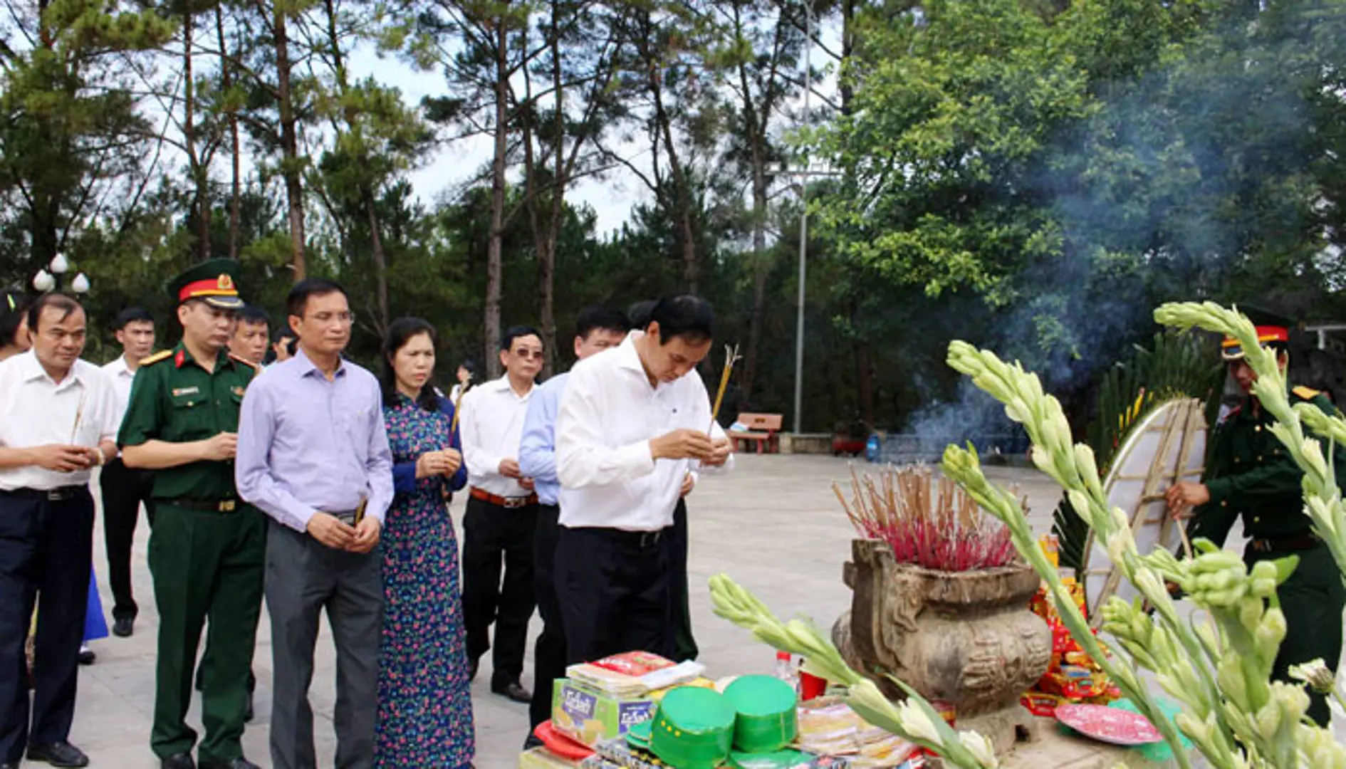 Đoàn đại biểu TP Hà Nội tri ân các anh hùng liệt sỹ tại đất thiêng Quảng Trị