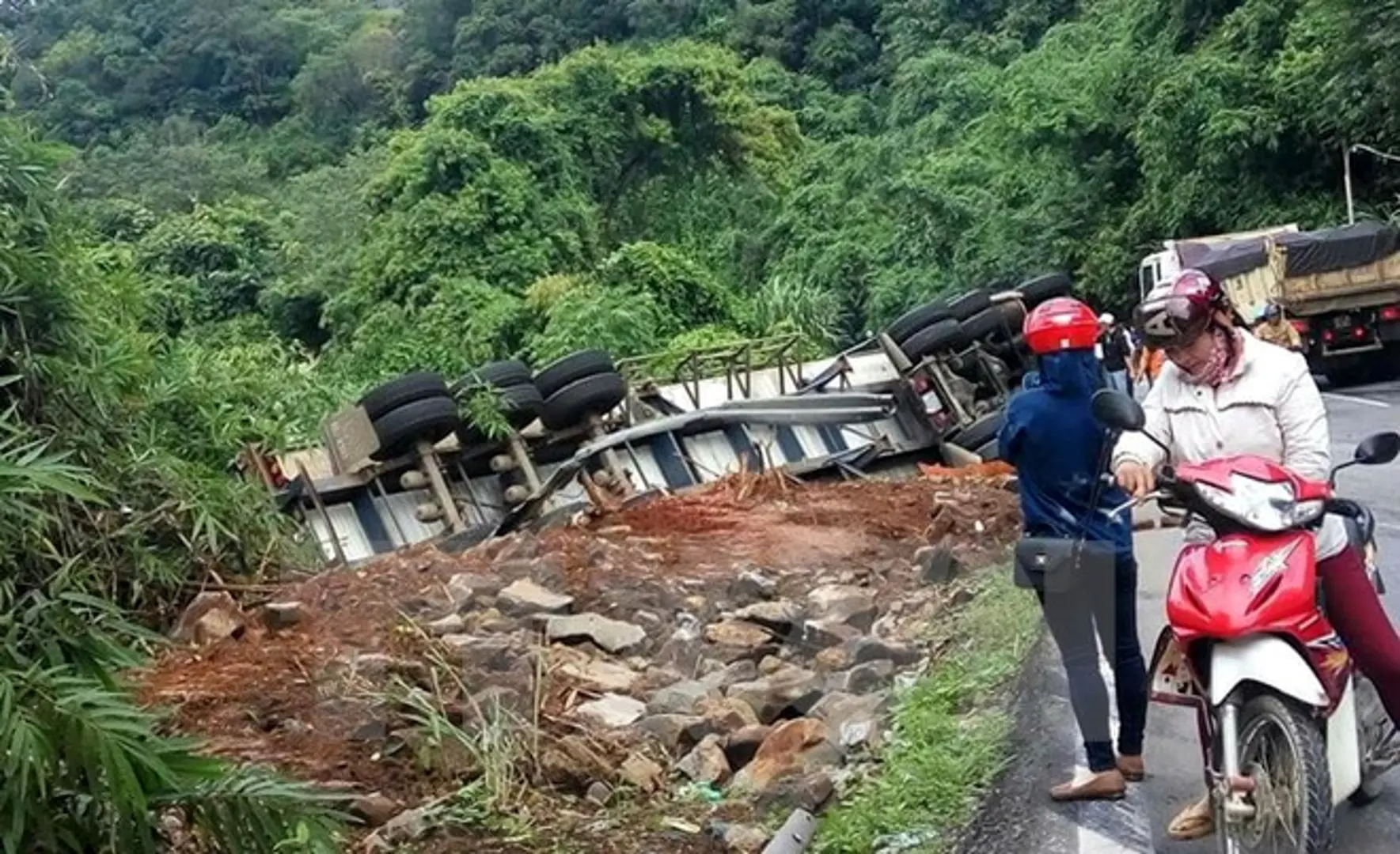 Ôtô mất phanh trên đèo Bảo Lộc lao vào xe khách đi cùng chiều