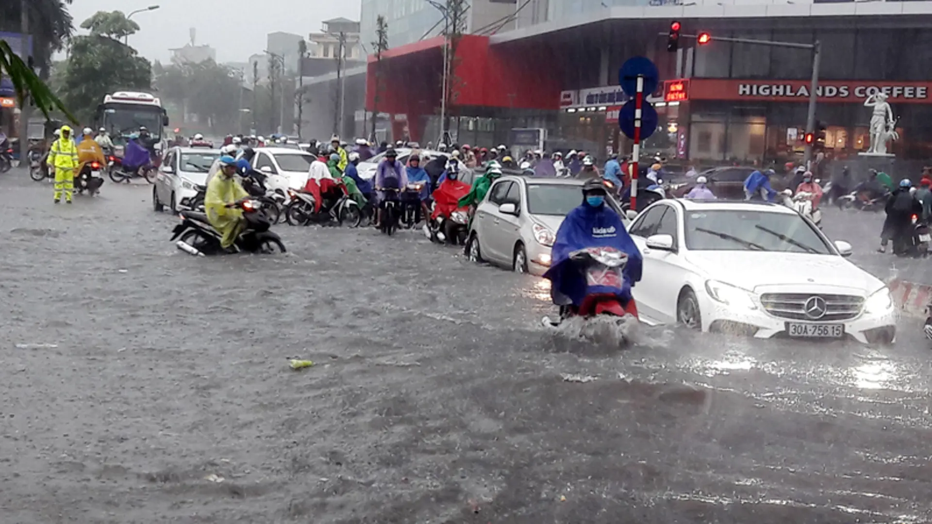 Hạn chế di chuyển ra đường khi có mưa lớn