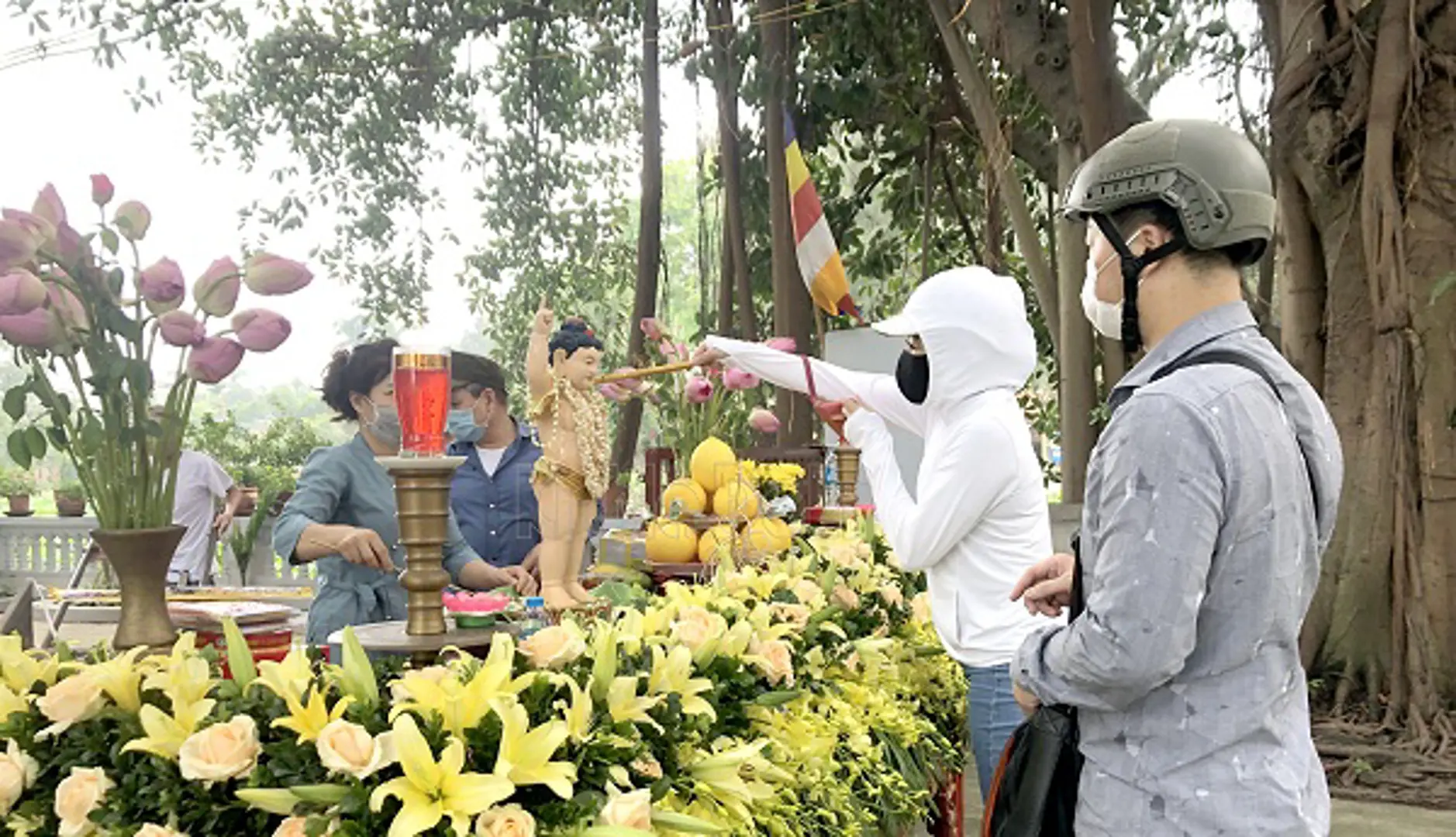 [Ảnh] Đại lễ Phật đản: Người dân vái vọng, tắm tượng phật ngoài cổng chùa