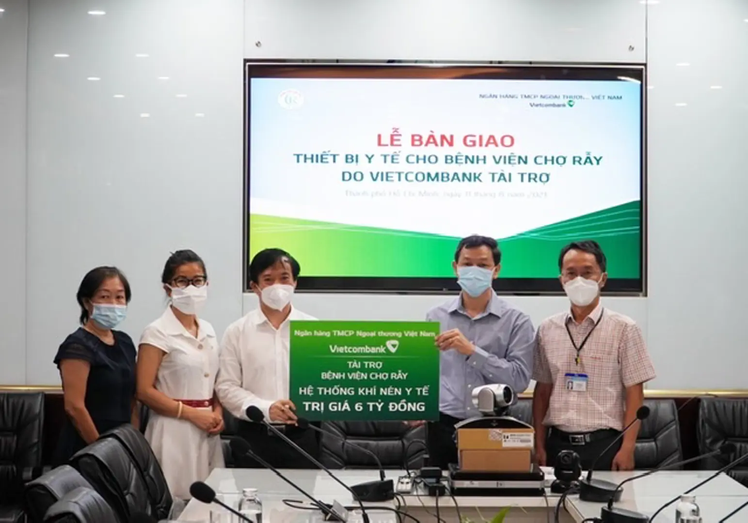 Vietcombank trao tặng trang thiết bị y tế tổng trị giá 9 tỷ đồng cho Bệnh viện Chợ Rẫy và Bệnh viện Quân y 175