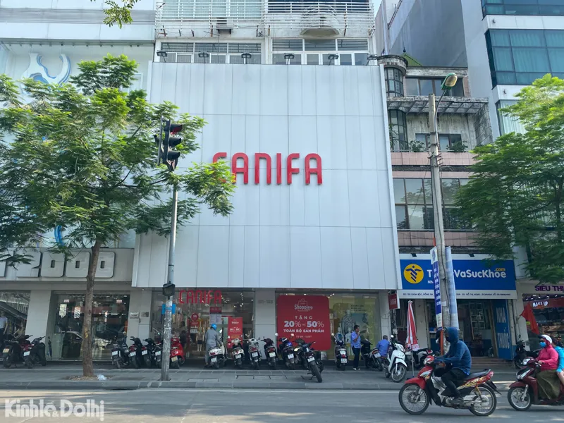 [Ảnh] Hà Nội: Biển quảng cáo khủng của các thương hiệu như Nem, Canifa, Elise... ngang nhiên xuất hiện khắp các phố