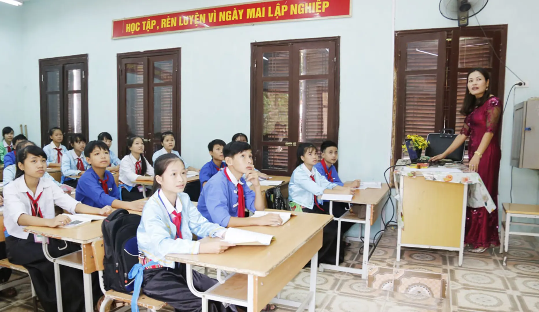 Tăng học phí: Thêm mối lo của học sinh nghèo