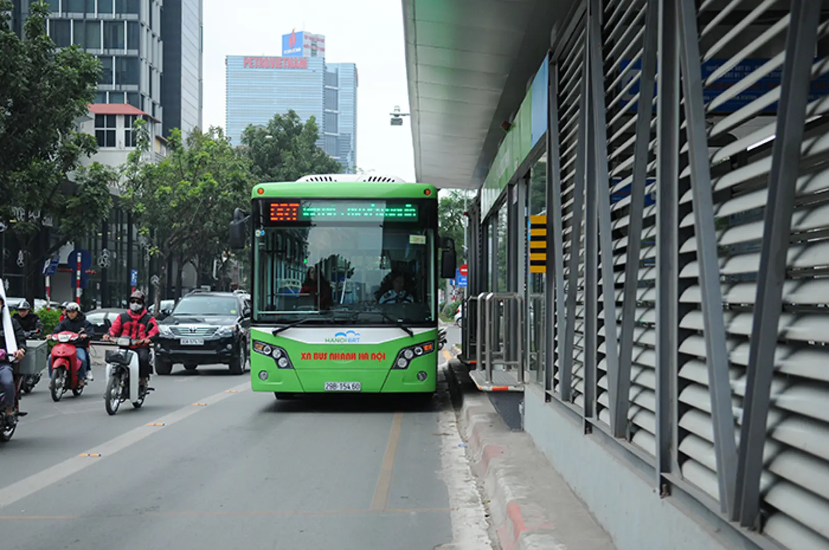 Xe buýt BRT: Cánh én lẻ loi trong giông bão định kiến