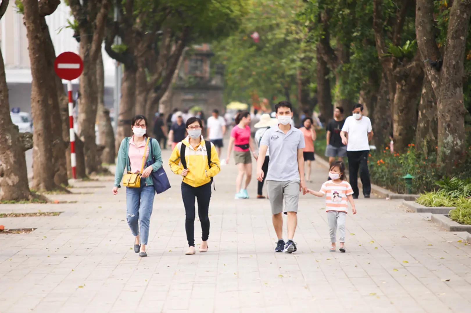 [Ảnh] Hà Nội ngày đầu tiên nghỉ lễ, các điểm vui chơi vắng vẻ, yên bình; khẩu trang thành vật bất ly thân của người dân