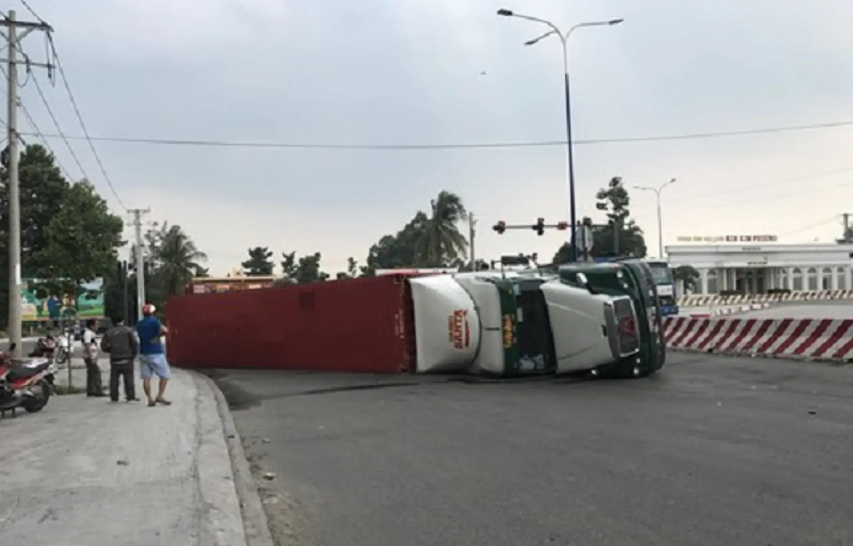 Tai nạn giao thông mới nhất hôm nay 19/5: Nam thanh niên tử vong sau cú tông vào đuôi xe tải