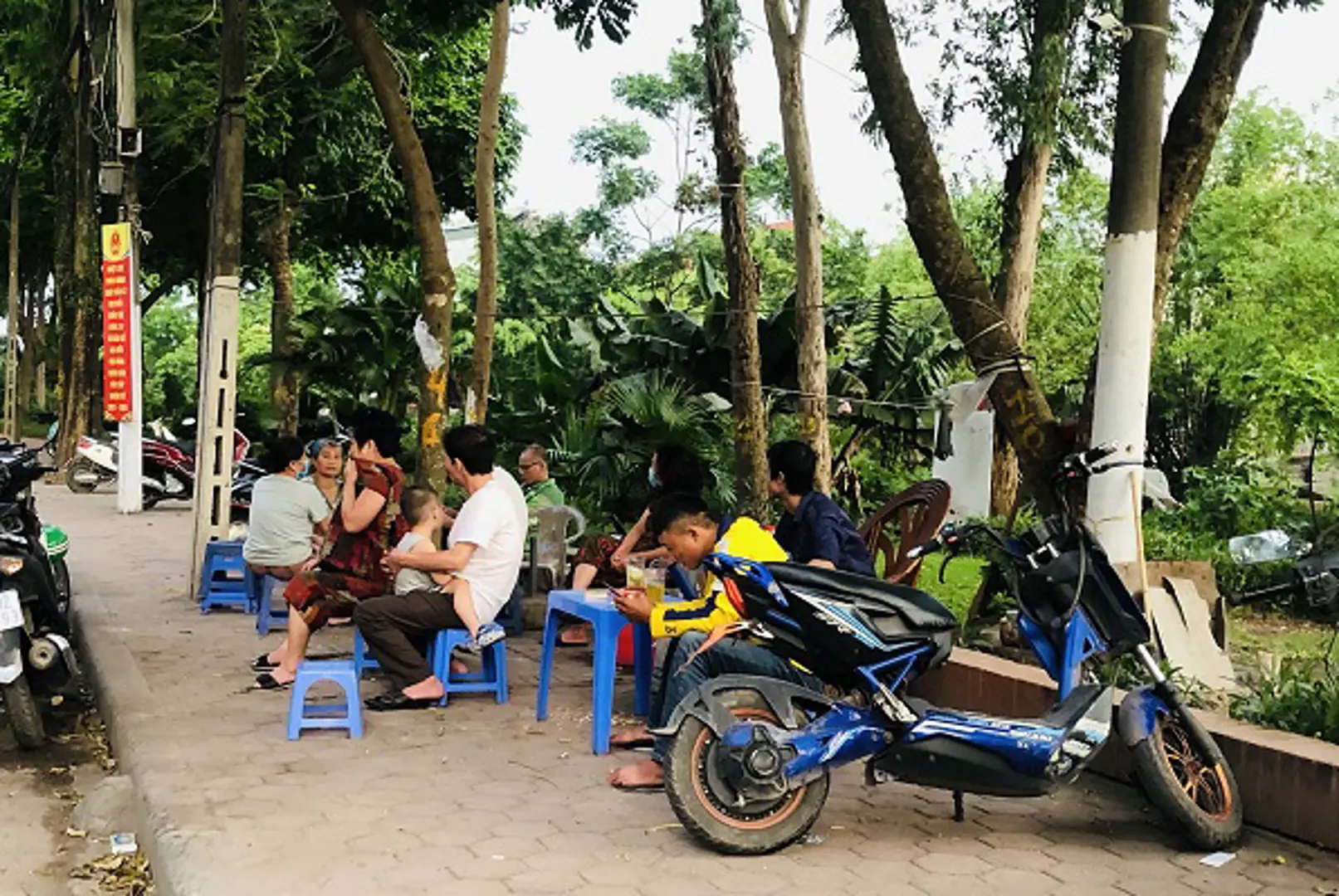 Thanh Trì: Nhiều quán ăn đường phố, trà đá vỉa hè không chấp hành quy định phòng chống dịch Covid-19