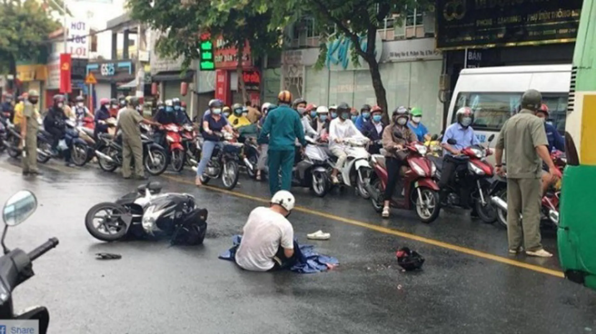 Tai nạn giao thông mới nhất hôm nay 17/5: Người cha ôm thi thể con gái gào khóc sau khi bị xe buýt cán