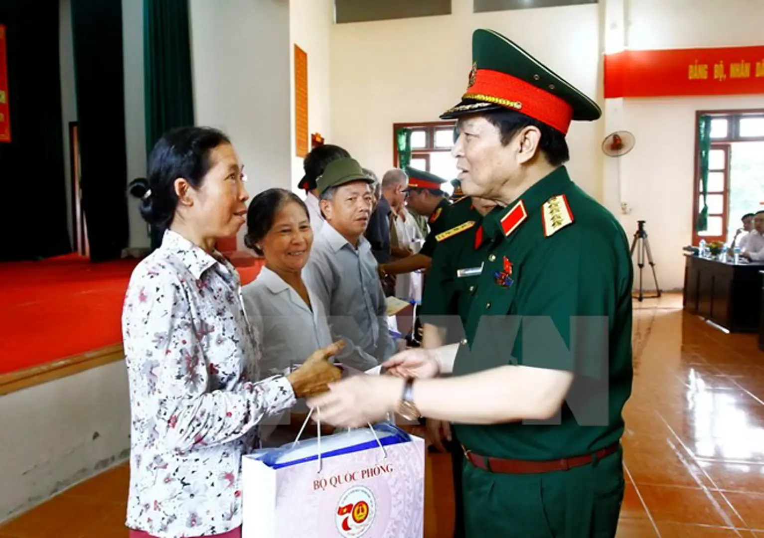 Bộ trưởng Quốc phòng thăm hỏi, tặng quà thương binh, bệnh binh