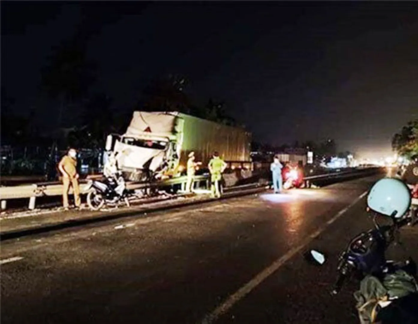 Tai nạn giao thông mới nhất hôm nay (21/6): Đang kiểm tra xe sau tai nạn, tài xế xe đầu kéo bị tông chết trên Quốc lộ 1