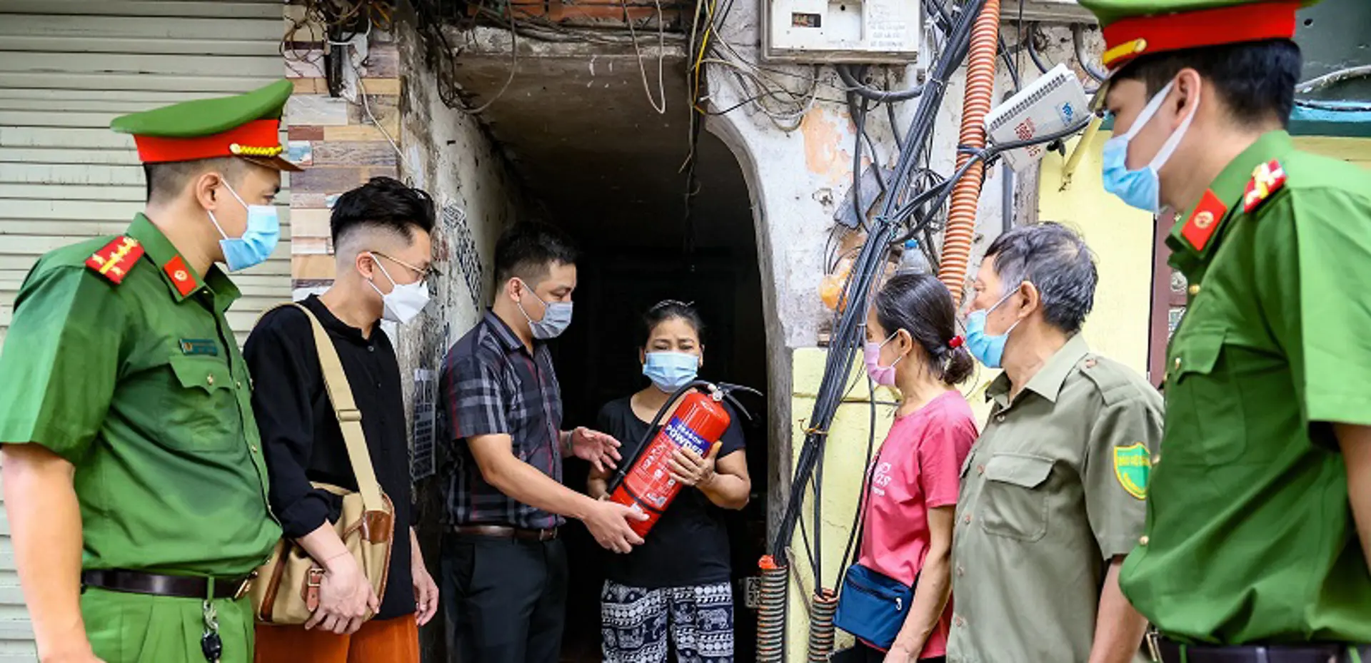 Phường Hàng Trống (quận Hoàn Kiếm): Đi từng ngõ, gõ cửa từng hộ gia đình khó khăn, tặng bình cứu hỏa, hướng dẫn phòng chống cháy nổ