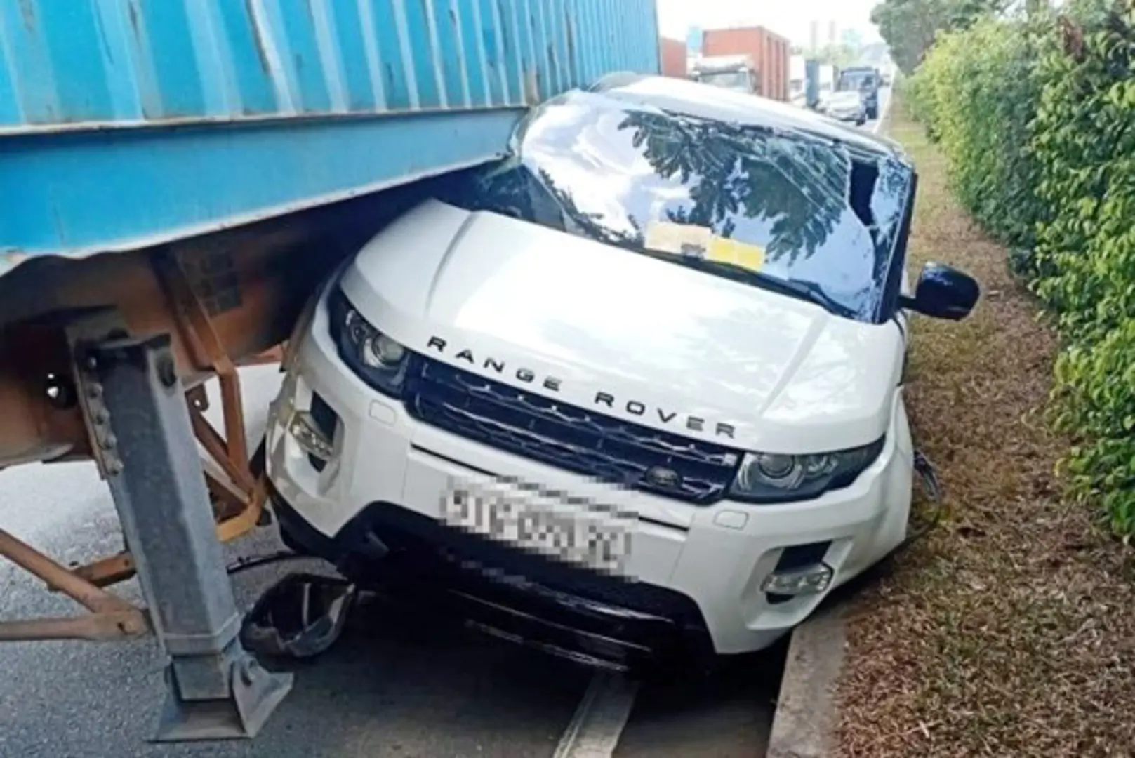 Tai nạn giao thông mới nhất hôm nay (17/6): “Siêu xe” Range Rover và container đâm nhau trên xa lộ Hà Nội