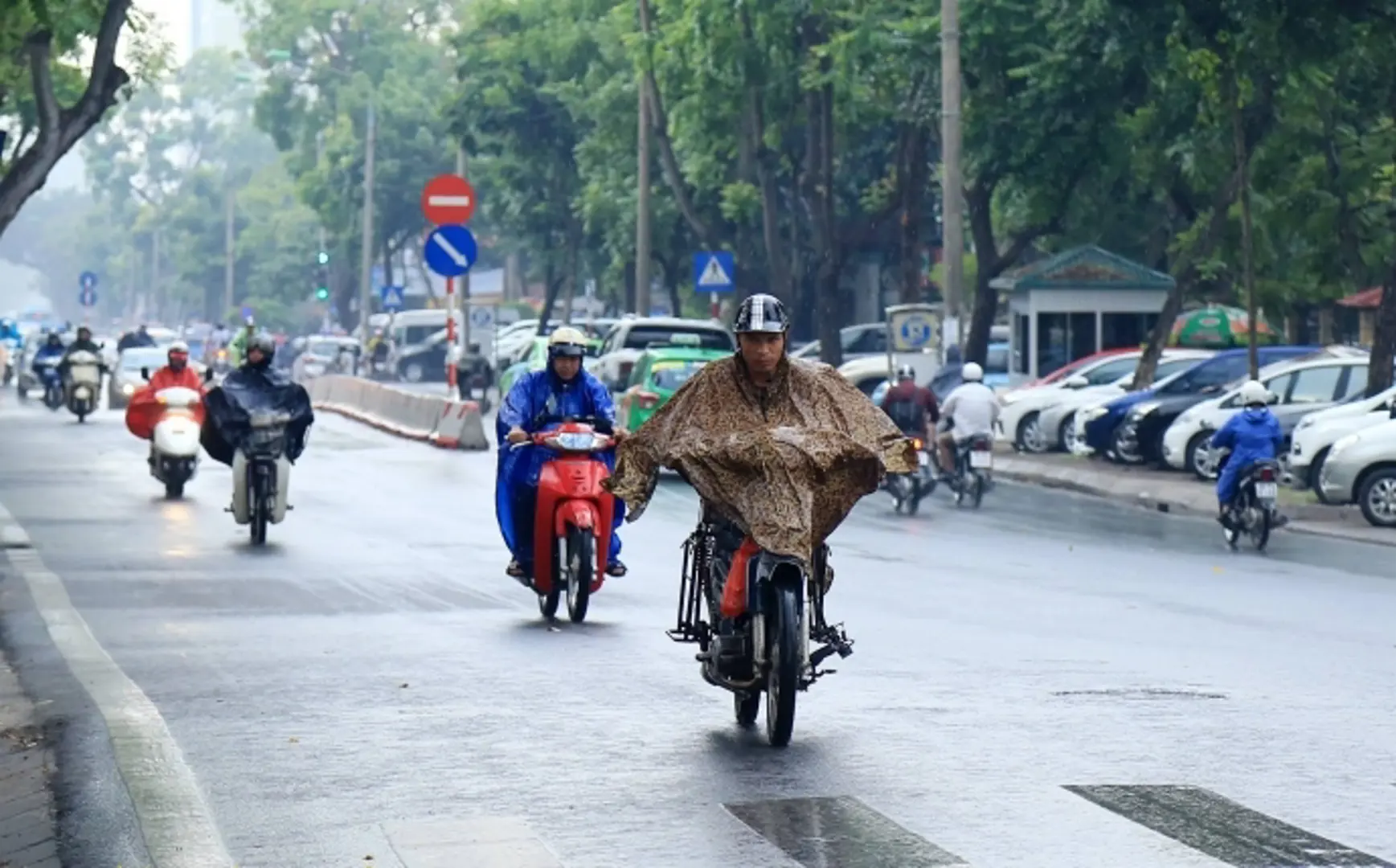 Ngày 9/7, Hà Nội tiếp tục mưa rào và dông