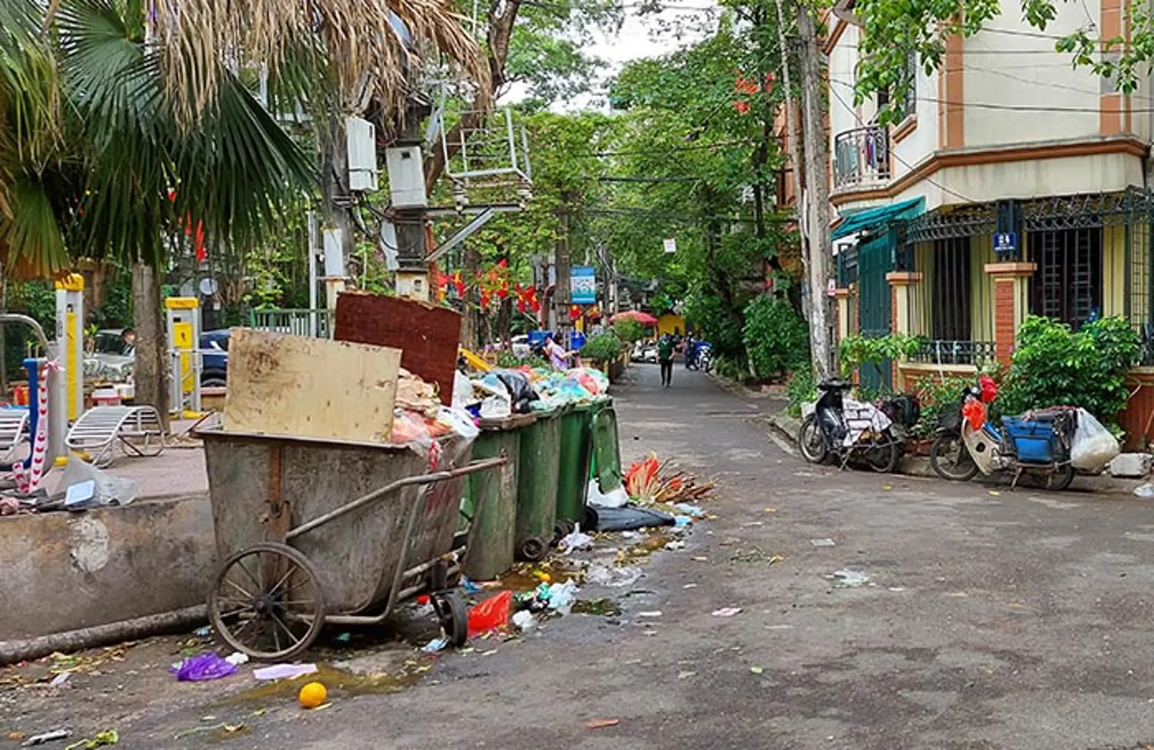 [Bạn đọc viết] Điểm tập kết rác ngay sát sân chơi chung