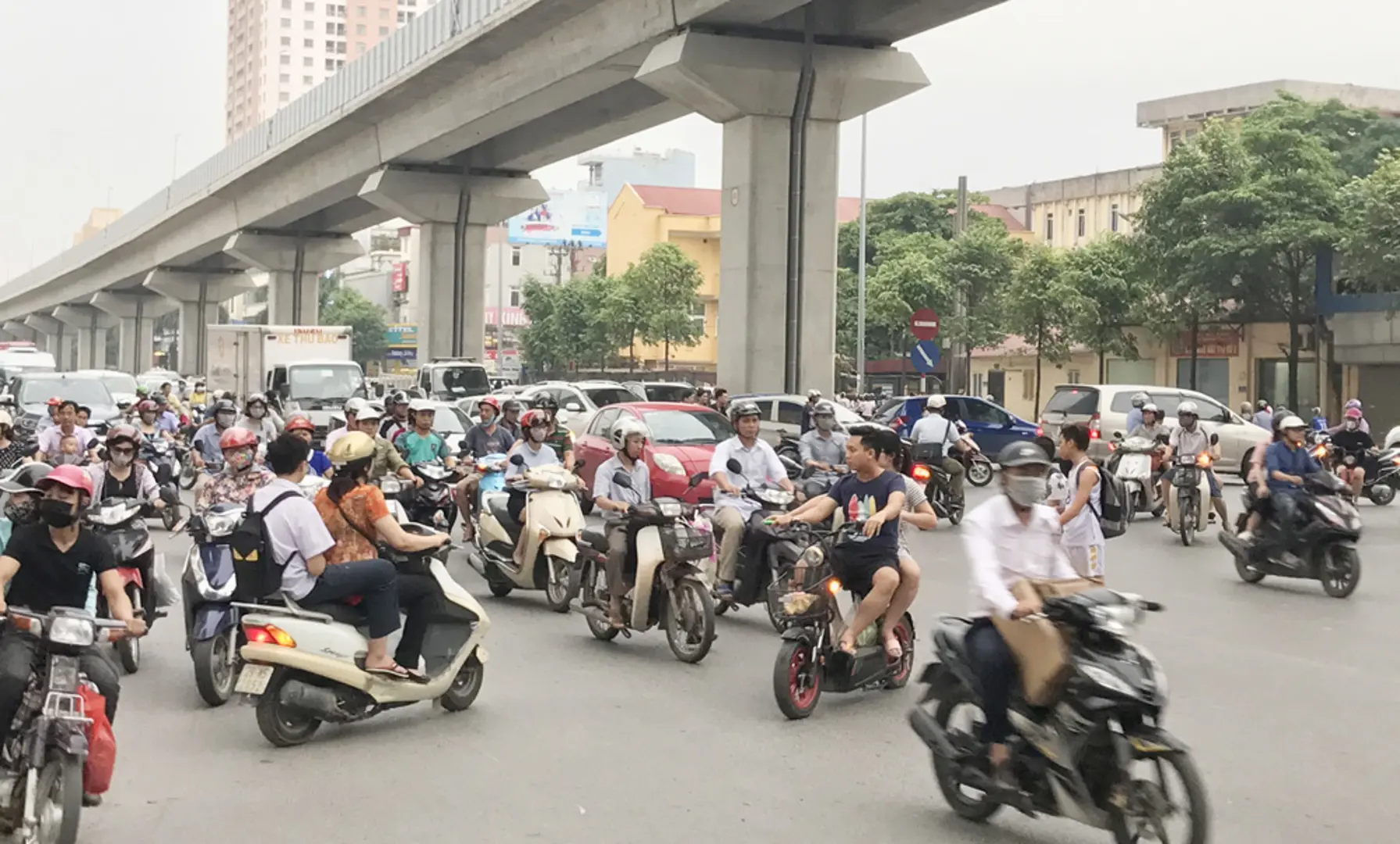 Nên tạm đóng điểm mở gây ùn tắc trên đường Trần Phú (Hà Đông)