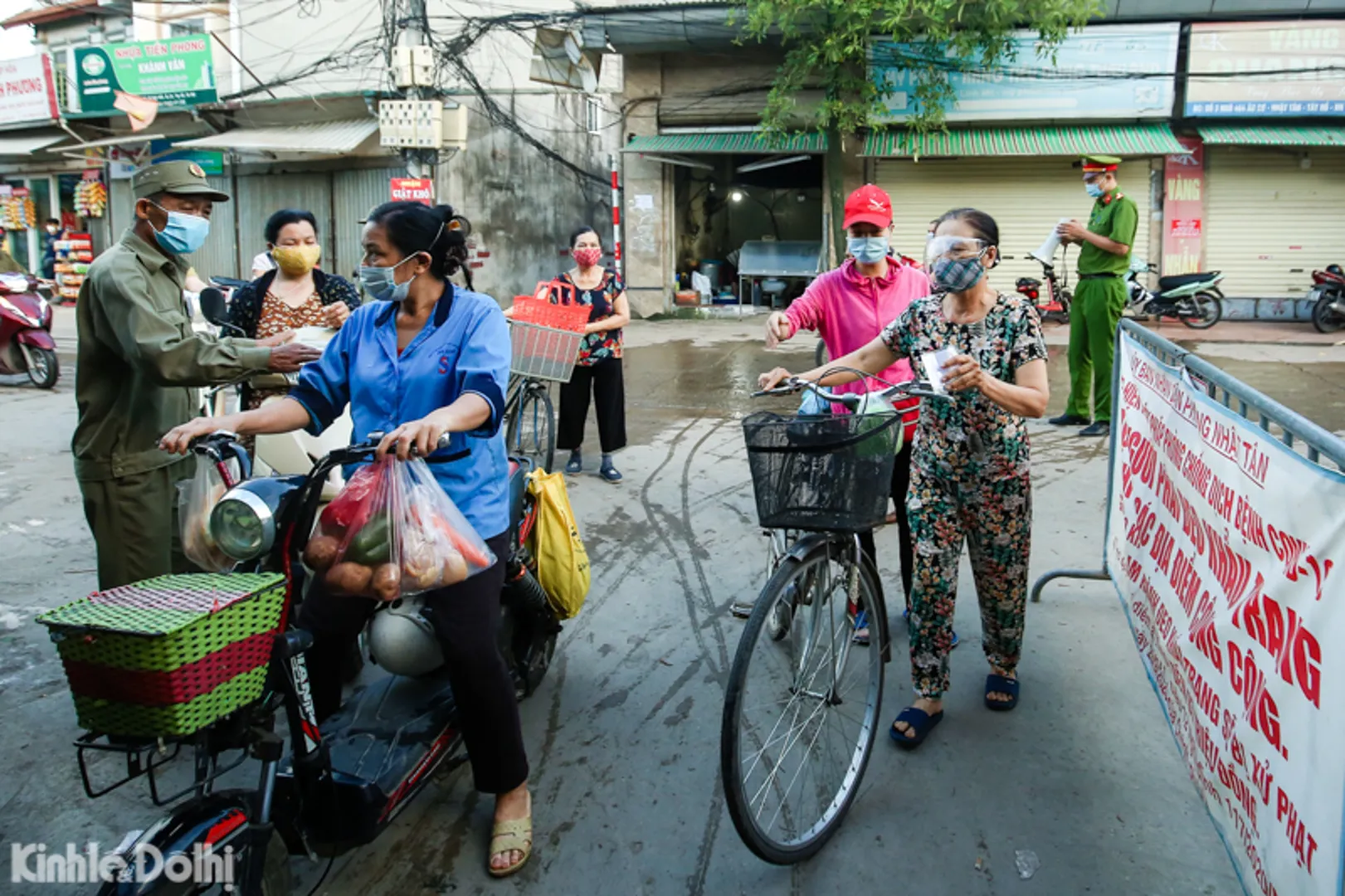 [Ảnh] Hà Nội: Áp dụng hình thức đi chợ tem phiếu theo ngày chẵn lẻ tại chợ Nhật Tân