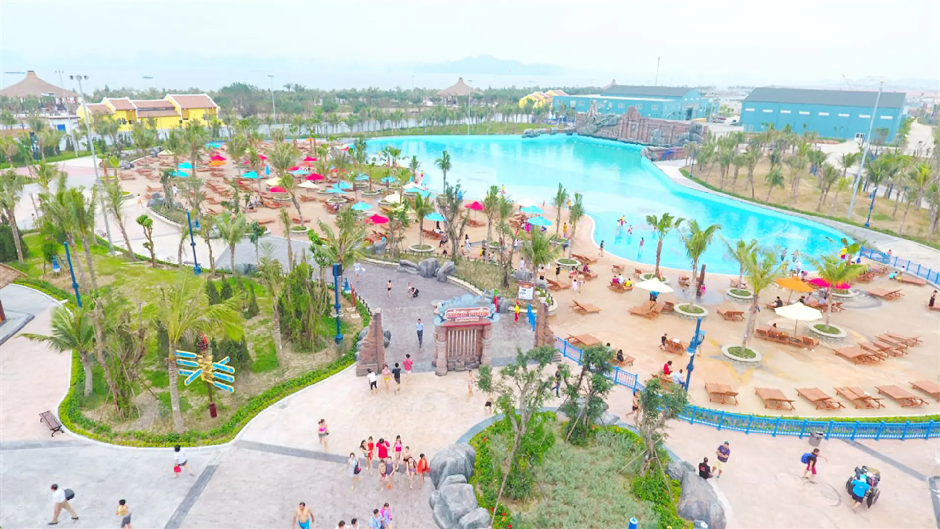 Rủ nhau "trốn nóng" tại công viên nghìn tỷ Typhoon Water Park