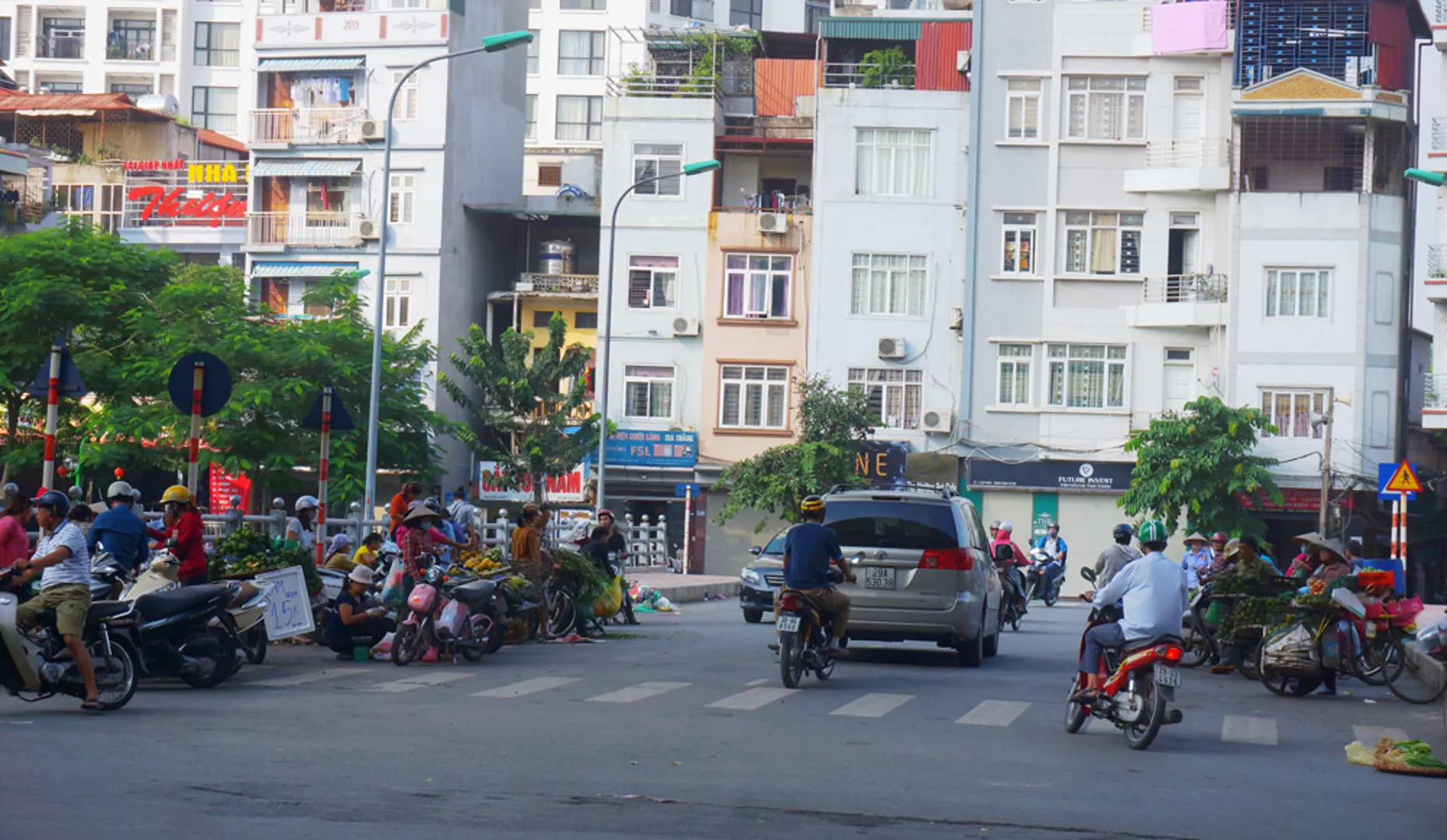 Họp chợ trên cầu gây cản trở giao thông