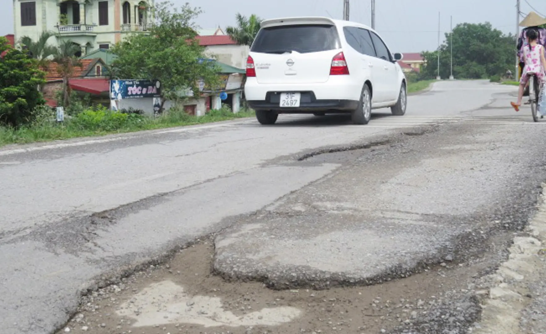 Đường đê sông Hồng qua xã Hồng Hà bị xuống cấp