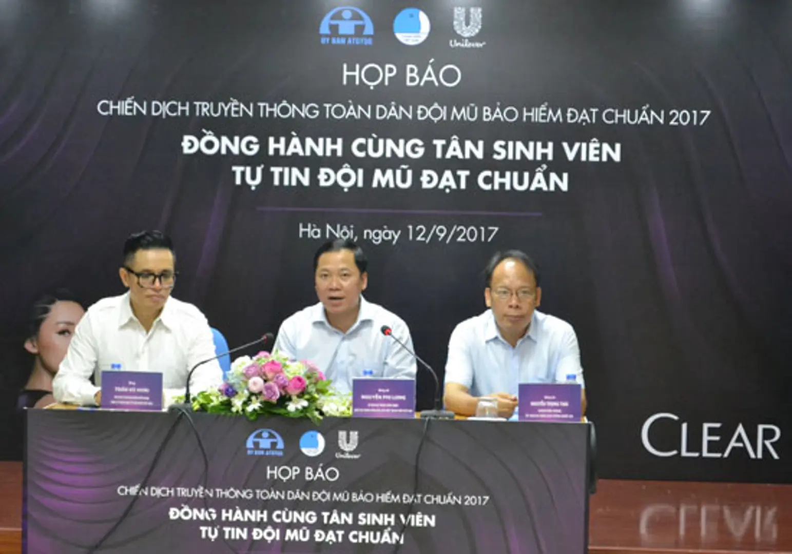 Tặng 2.000 mũ bảo hiểm đạt chuẩn cho tân sinh viên