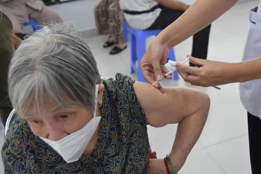 Người bệnh mạn tính tiêm vaccine tại bệnh viện, khu vực phong tỏa không tổ chức tiêm