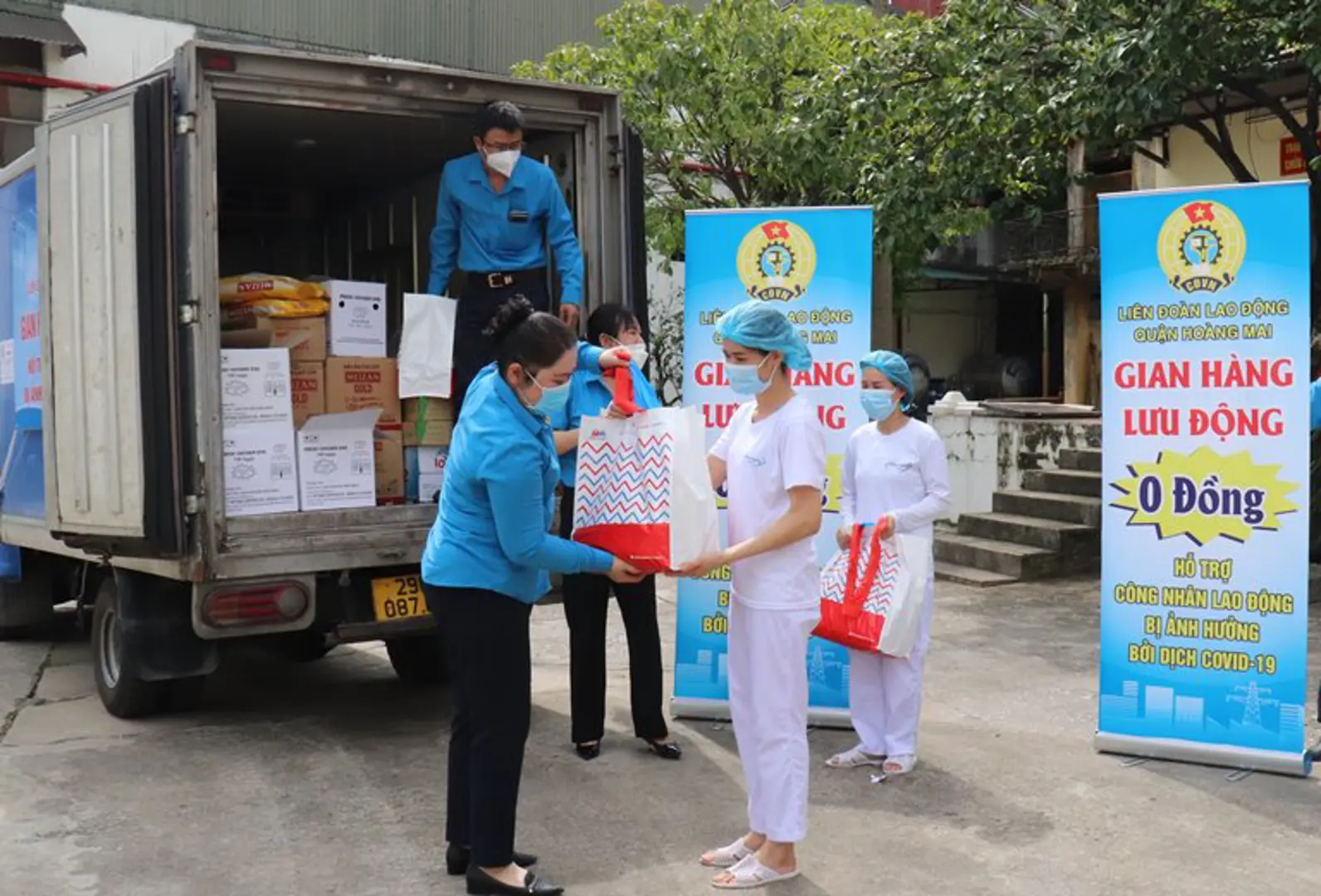 Quận Hoàng Mai: Tổ chức “Gian hàng lưu động 0 đồng” hỗ trợ người lao động bị ảnh hưởng do dịch bệnh Covid-19