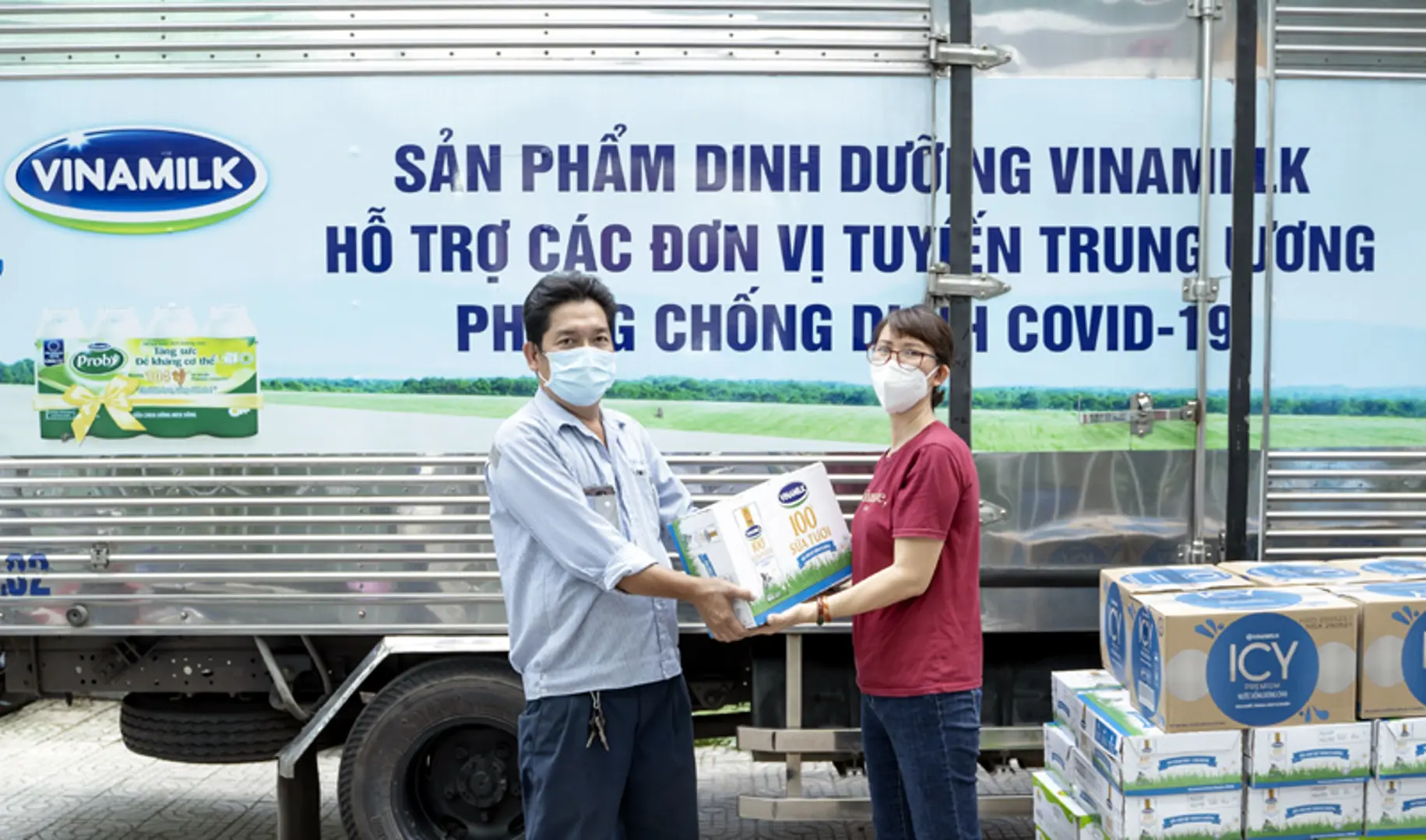 Vinamilk tiếp sức lực lượng tuyến đầu đang ngày đêm xét nghiệm sàng lọc cho người dân TP Hồ Chí Minh