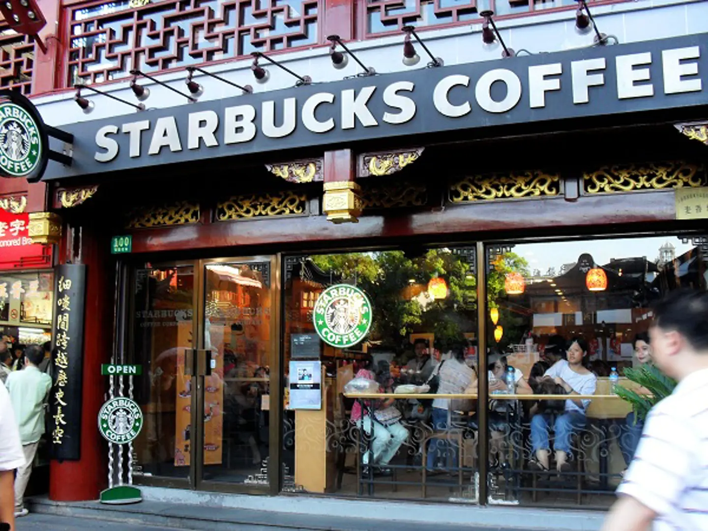 Các công ty Mỹ "tháo chạy" khỏi Trung Quốc, vì sao Starbucks vẫn ở lại?