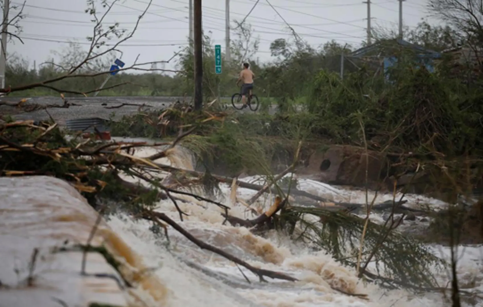 Siêu bão Maria đánh sập mạng lưới điện vùng lãnh thổ Puerto Rico của Mỹ