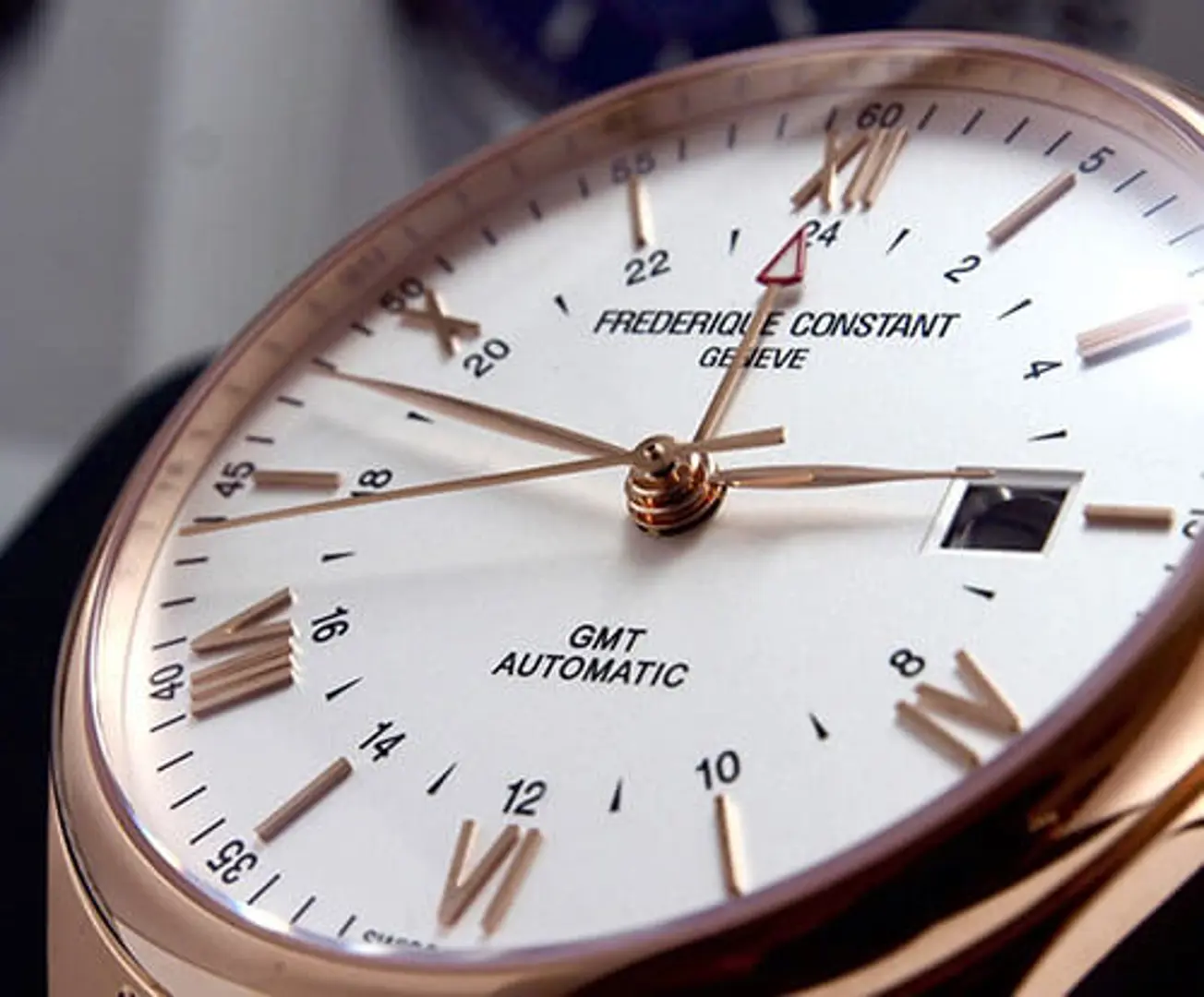 Đánh giá đồng hồ Frederique Constant: Dám “phá luật”