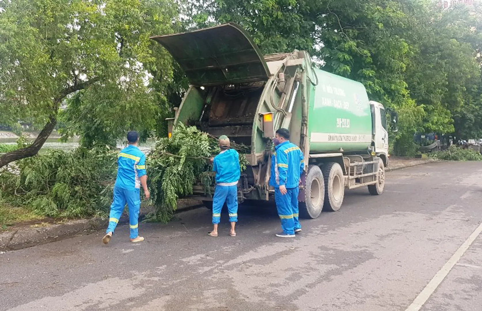 Quận Đống Đa tăng cường đảm bảo vệ sinh môi trường sau mưa dông