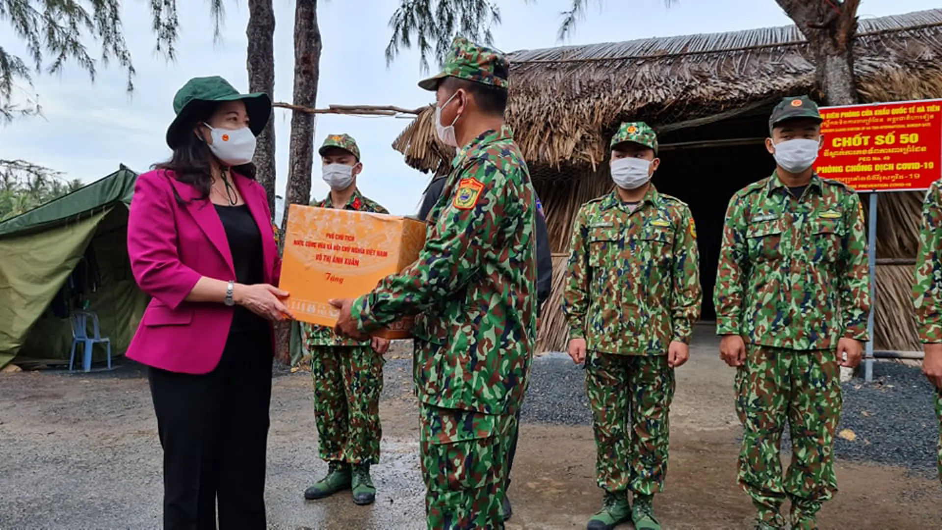 Phó Chủ tịch nước Võ Thị Ánh Xuân thăm, tặng quà các chốt phòng,  chống dịch Covid-19 tại Kiên Giang