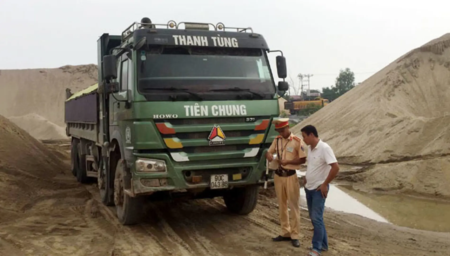 Xử lý xe quá tải trên đê Hữu Hồng: Người tích cực, kẻ thờ ơ