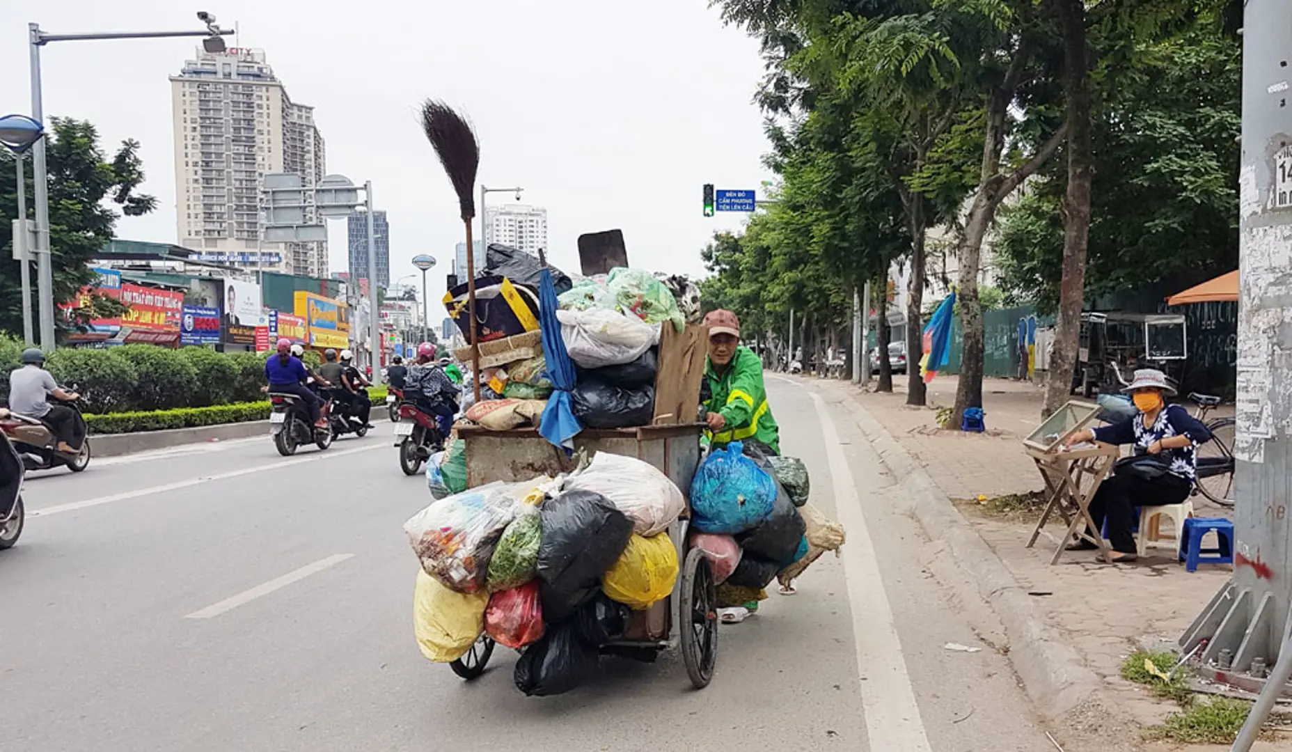 Thu gom rác gây cản trở giao thông, mất mỹ quan đô thị: Chấn chỉnh ngay