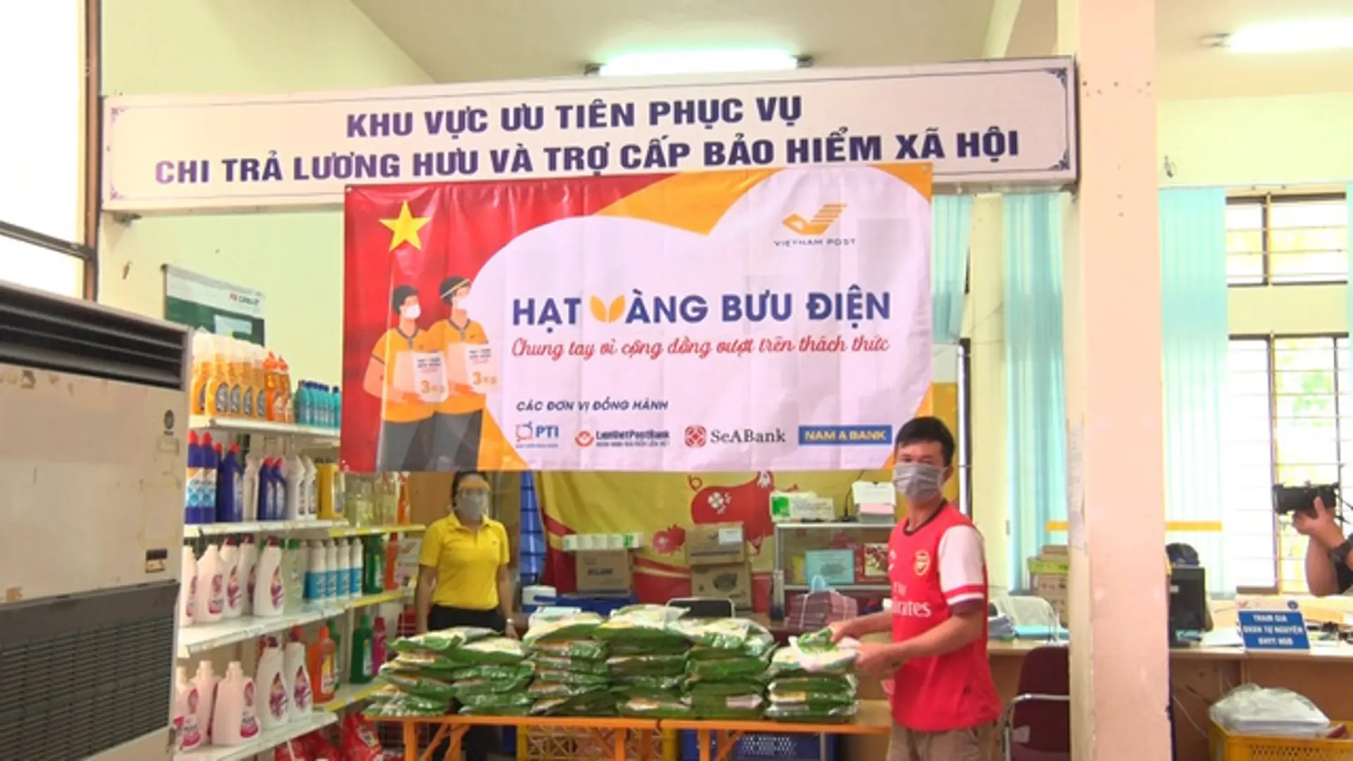 “Hạt vàng Bưu điện”: Vietnam Post phát gạo miễn phí cho người dân khó khăn bởi Covid -19