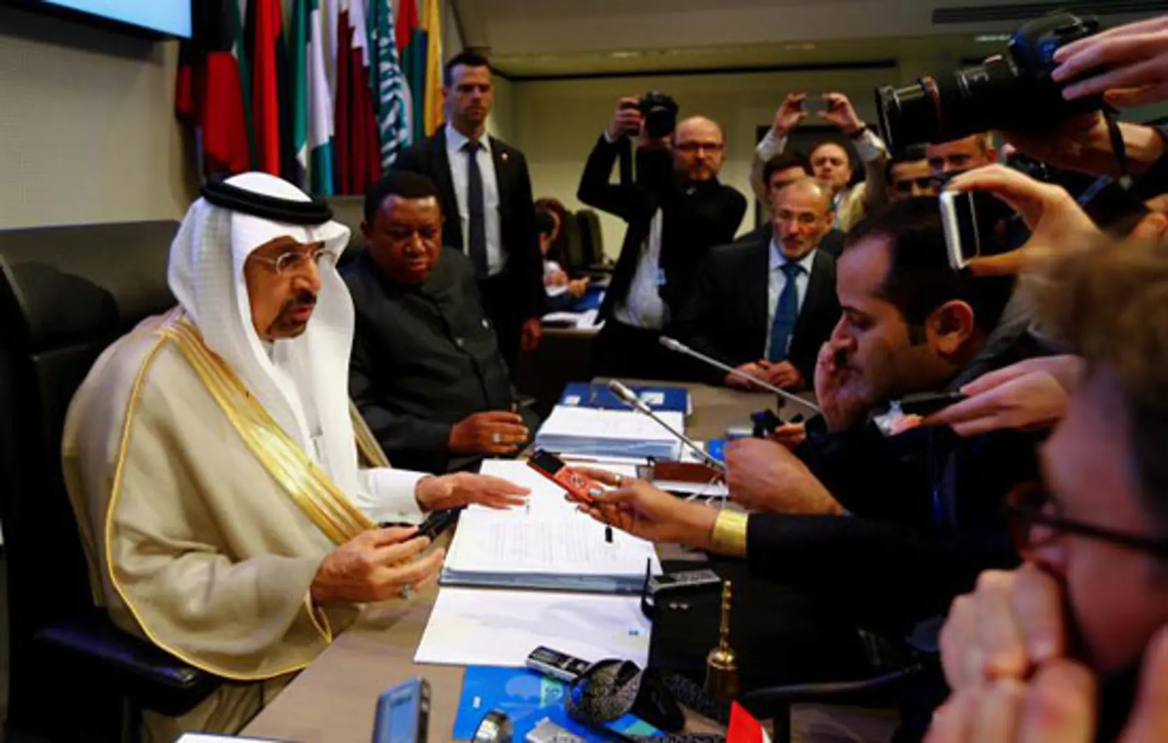 OPEC kéo dài thỏa thuận cắt giảm sản lượng dầu thêm 9 tháng