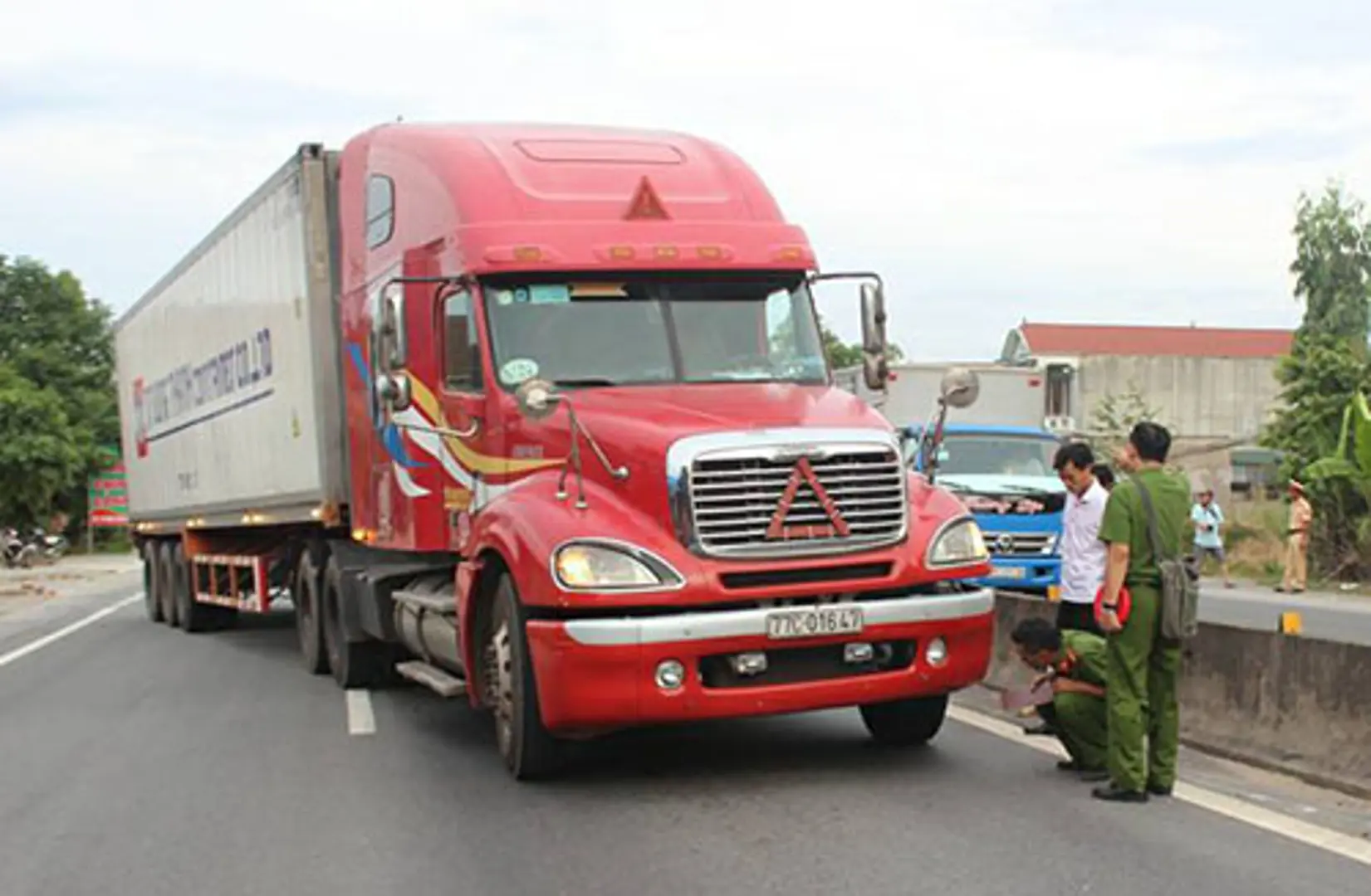 Tài xế container hất văng cảnh sát: "Tôi nóng nảy mất khôn"