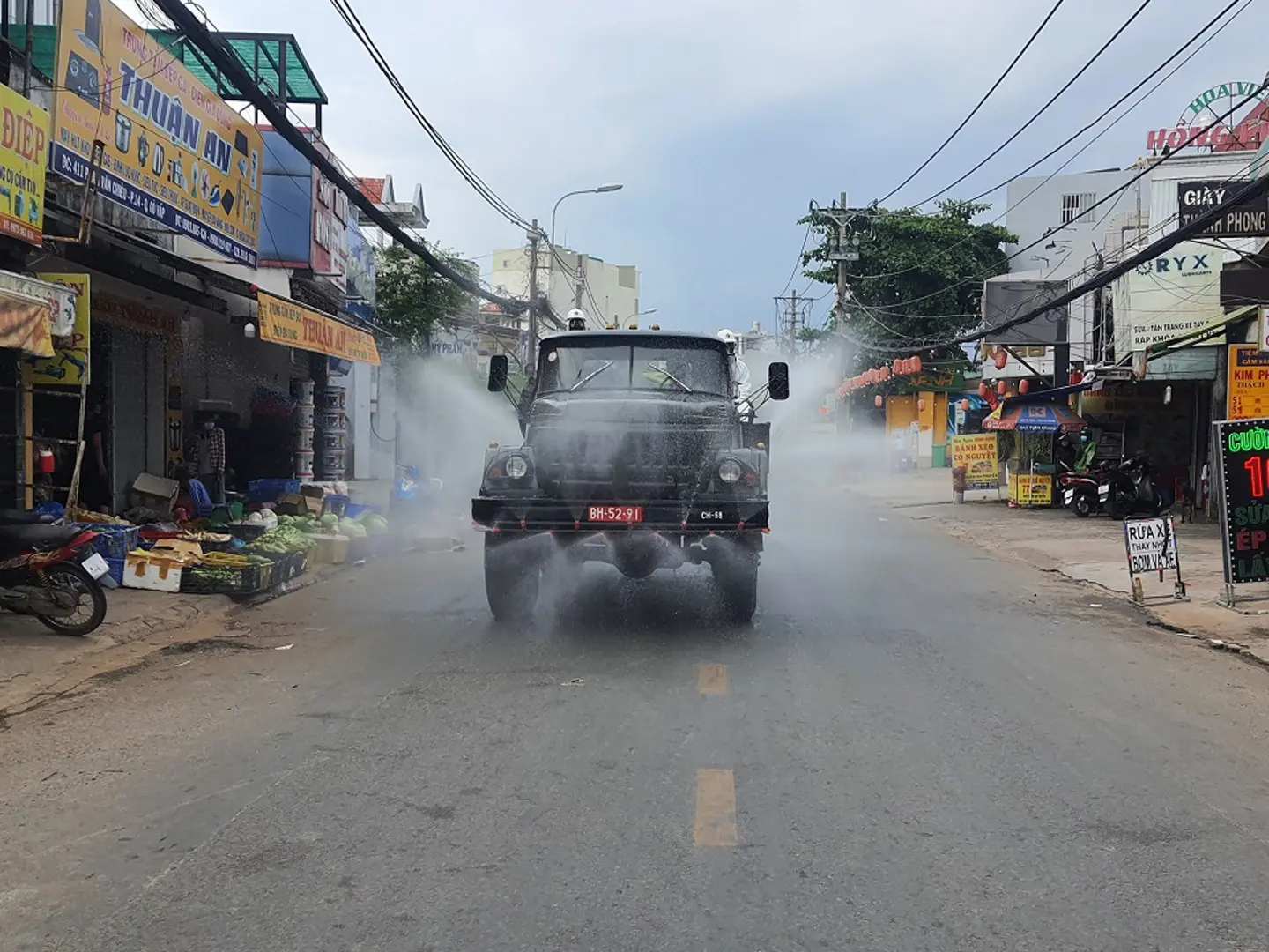 TP Hồ Chí Minh: Quân đội phun khử trùng, tiêu độc tại quận Gò Vấp