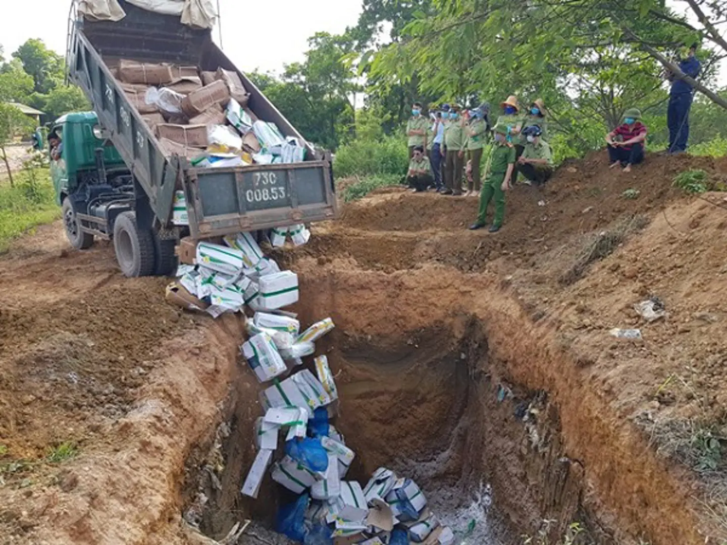 Quảng Bình: Tiêu hủy gần 2 tấn thực phẩm đông lạnh các loại