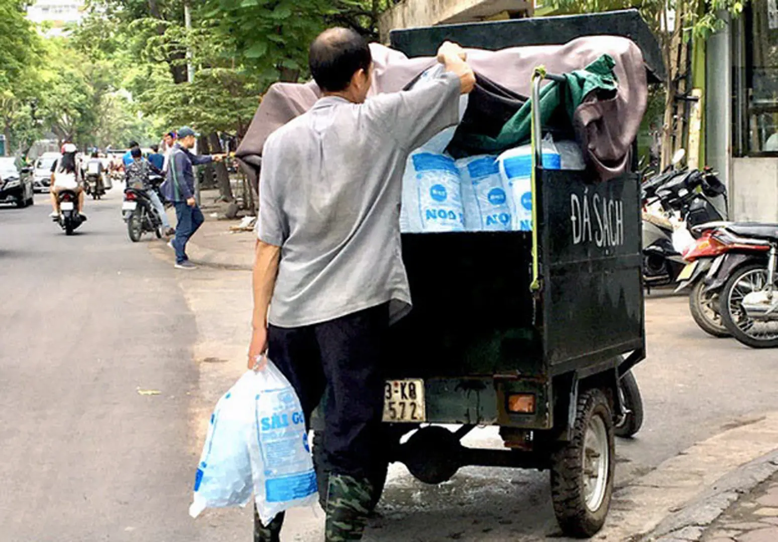 Nắng nóng 40 độ C, nước giải khát, đá lạnh “cháy hàng”