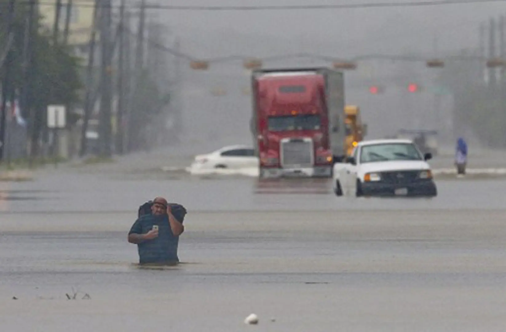 Hỗn loạn khi bão Harvey trút 34 tỷ m3 nước xuống Texas