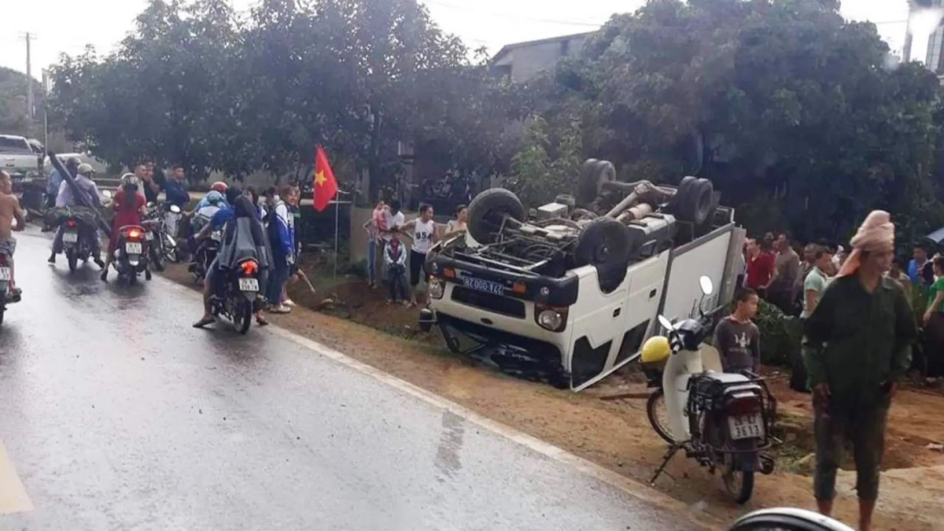 Ô tô biển xanh lật ngửa trên Quốc lộ 6, 2 người bị thương