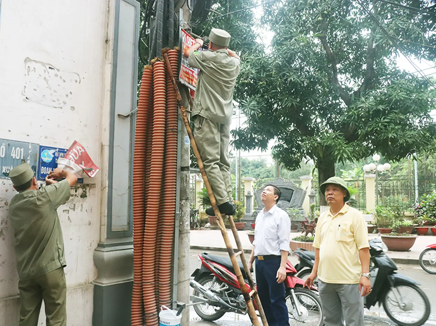 Quận Bắc Từ Liêm ra quân tổng vệ sinh môi trường, bóc xóa quảng cáo rao vặt chào mừng ngày bầu cử