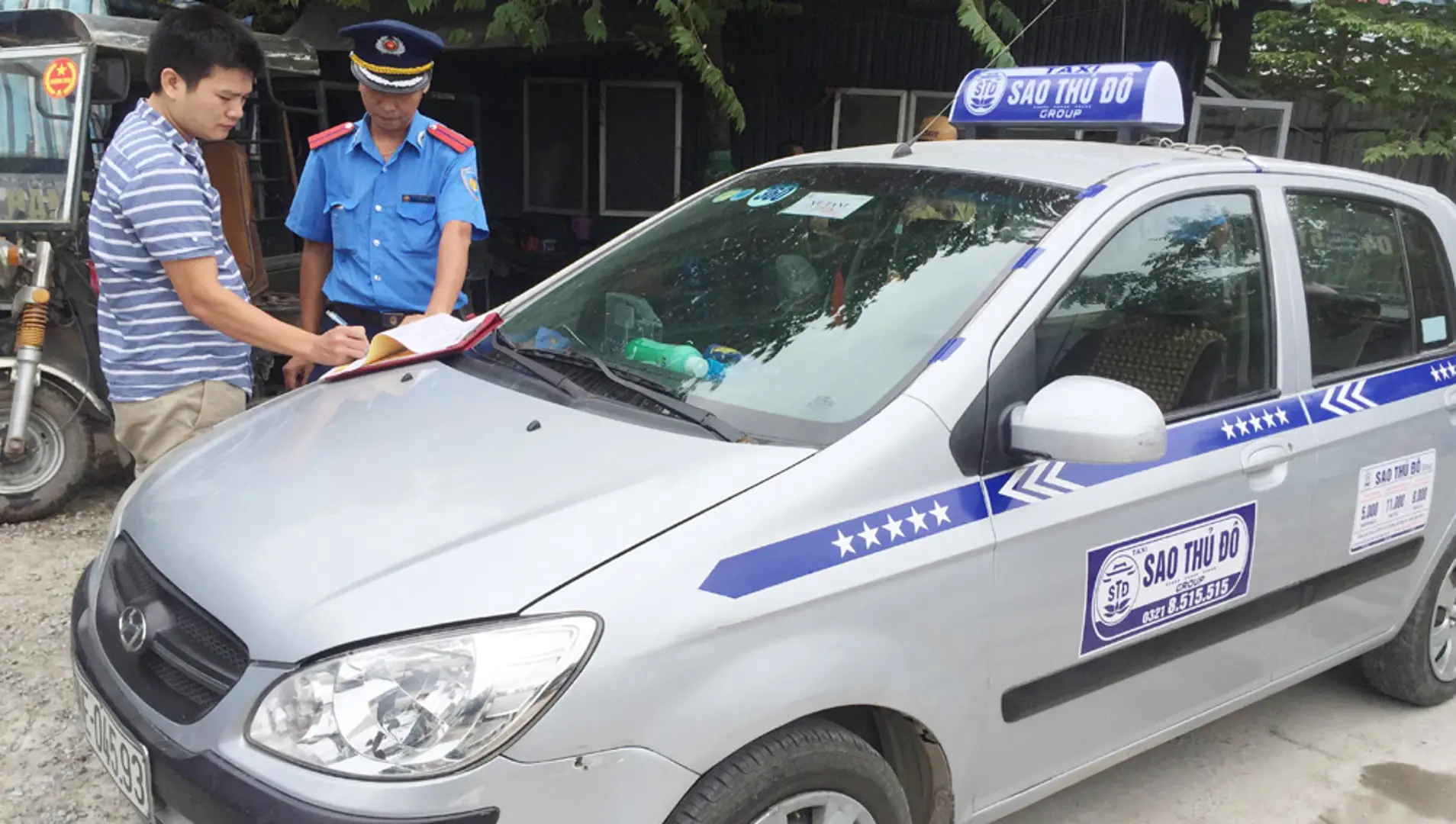 Taxi “chui” bắt chẹt khách nước ngoài tại Hà Nội: Hệ lụy từ lỗ hổng quản lý