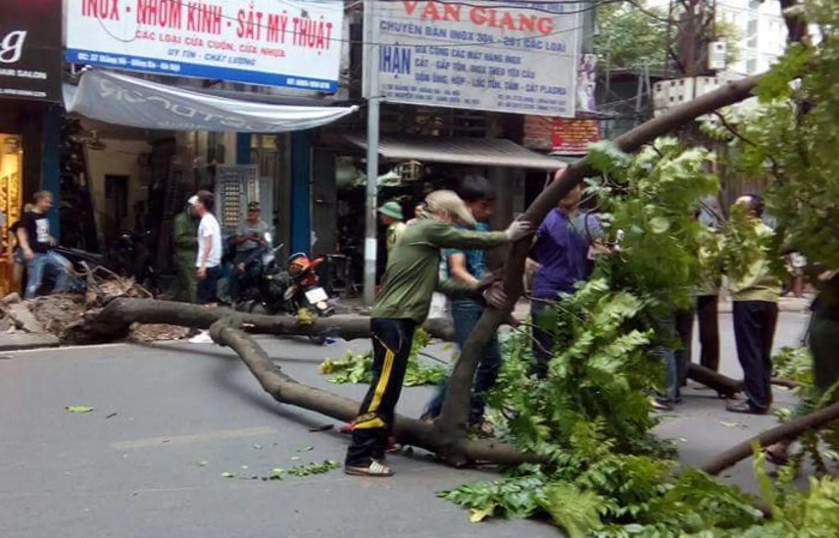 Người dân hạn chế ra đường khi có mưa giông