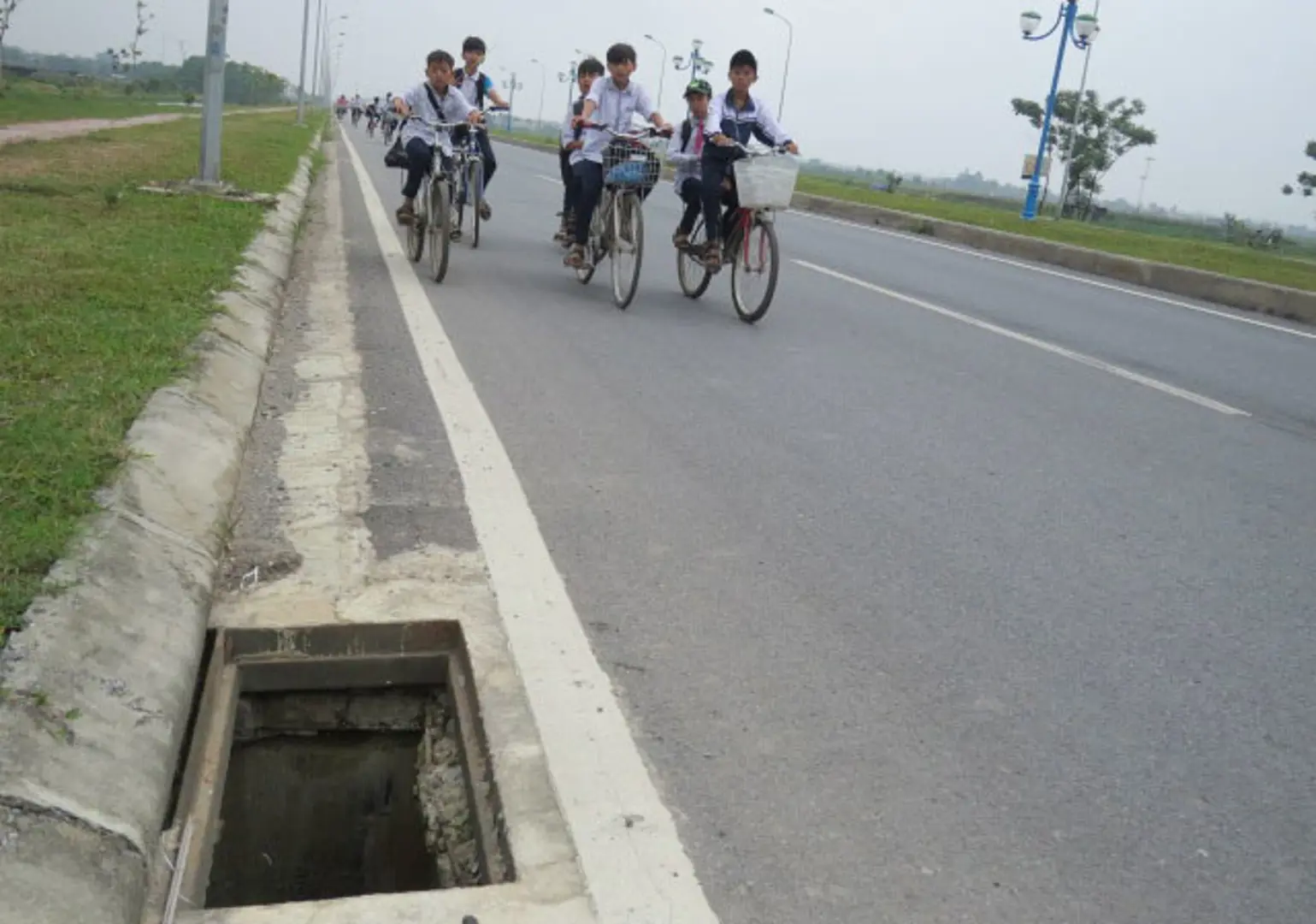 Đường Trung tâm hành chính Mê Linh đã bổ sung nắp hố ga mới