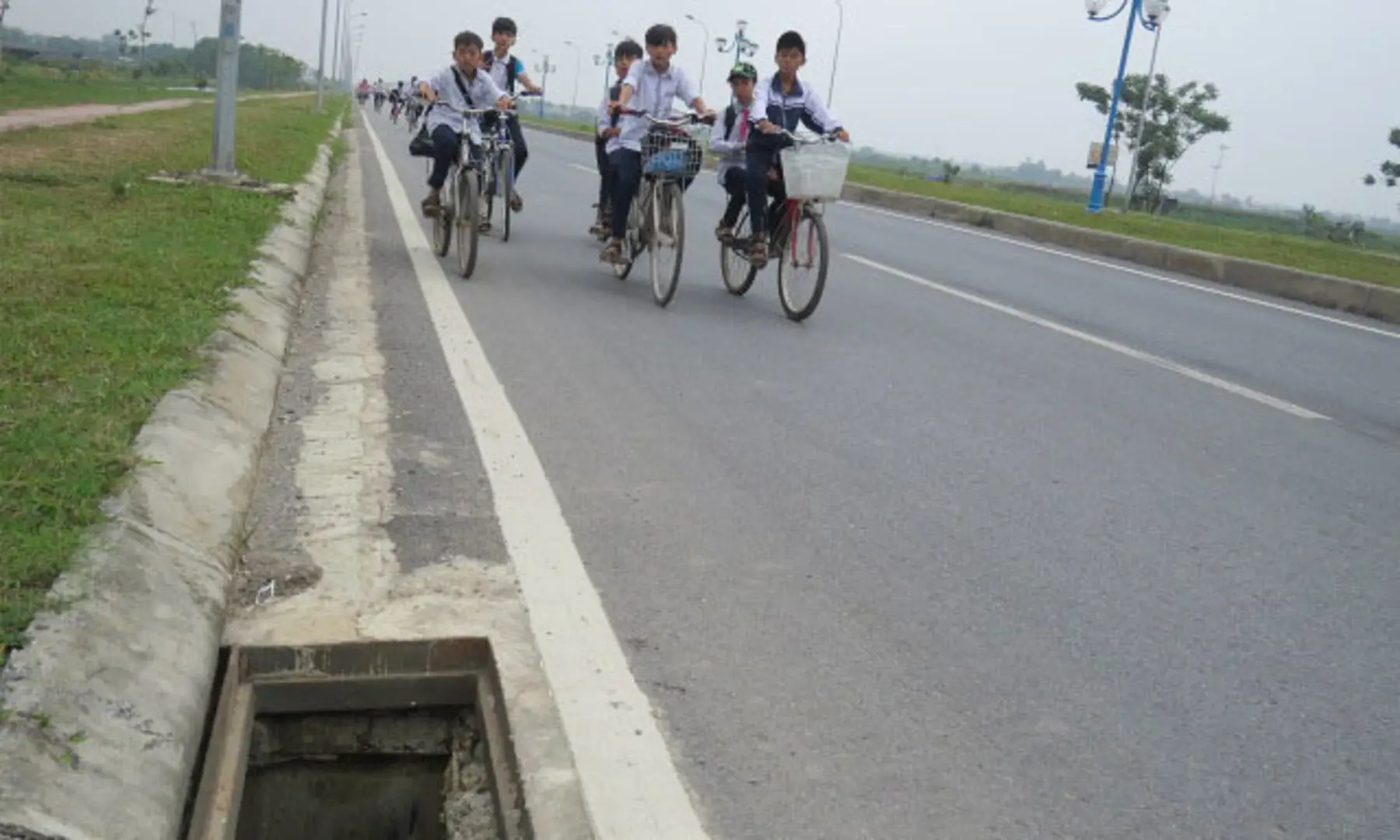 Hàng trăm hố ga tại huyện Mê Linh không có nắp: Nguy hiểm cho người tham gia giao thông